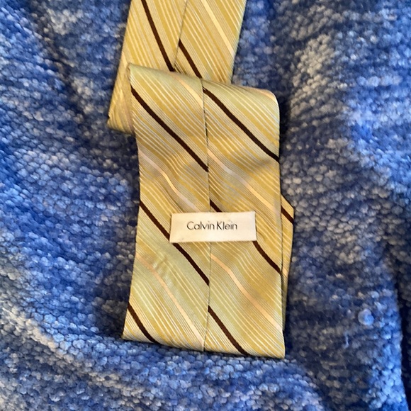 Calvin Klein golden stripped tie - Picture 2 of 3
